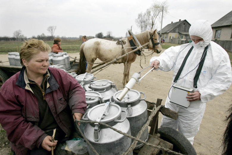 Проверка молока на радиацию в селе Губаревичи, Белоруссия.