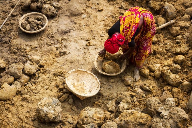 Добыча камня и песка в Бангладеш.