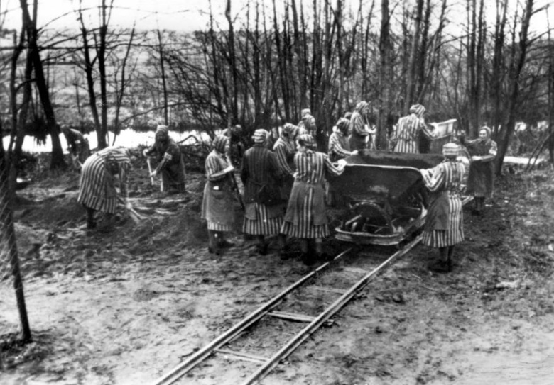 Женщины-заключенные на строительных работах в лагере Равенсбрюк