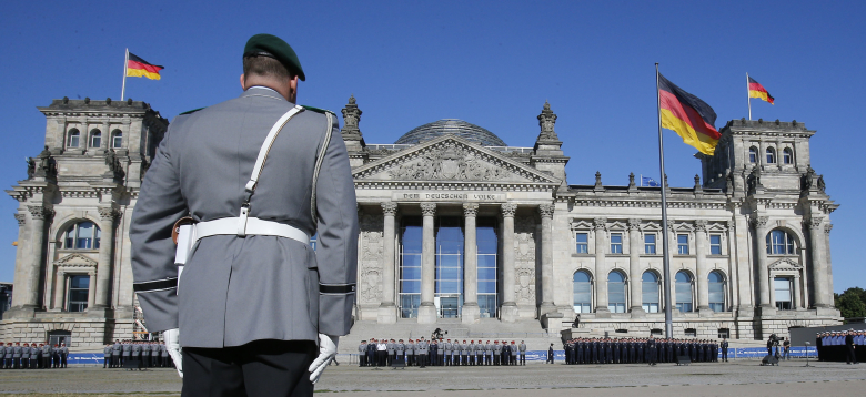 Солдаты Бундесвера во время парада у здания Рейхстага.