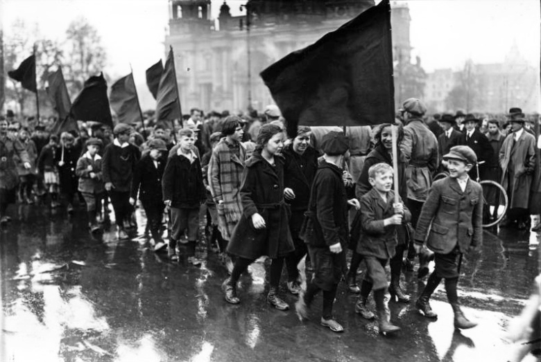 Колонна германского Коммунистического союза молодежи на демонстрации 1 мая 1929 г. Колонна Коммунистического союза молодежи Германии на демонстрации 1 мая 1929 г. События этого дня, вошедшего в историю как «Кровавый май» (Blutmai), ознаменовались массовым побоищем демонстрантов-коммунистов с нацистскими штурмовиками и полицией.