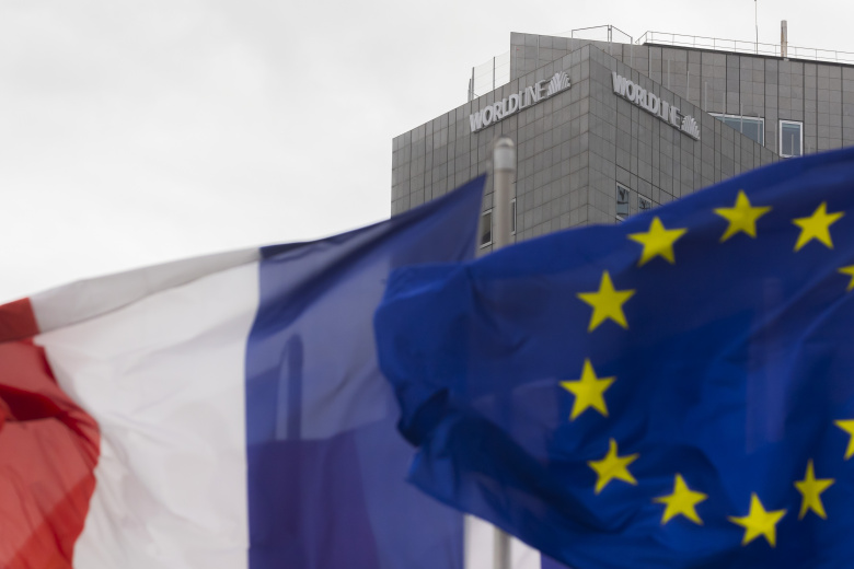 Флаги Франции и Евросоюза в парижском деловом квартале Дефанс