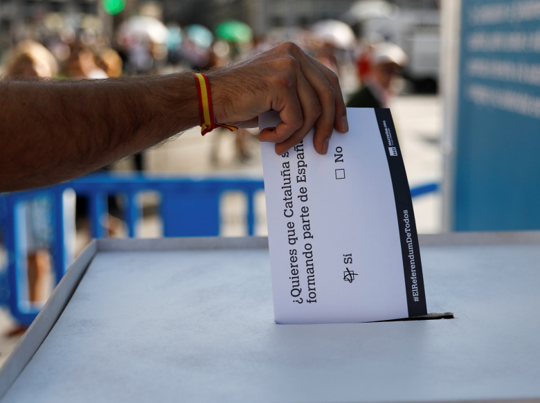 Символическое голосование за 2 дня до каталонского референдума, организованное частной компанией. Фото: Rafael Marchante / Reuters