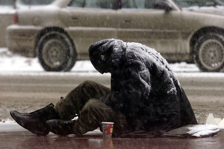 Бездомный на улице в Торонто. Фото: Andy Clark / Reuters