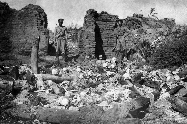 Русские солдаты над останками заживо сожженных турецкими войсками армян в селе Шейхалан, 1915 год