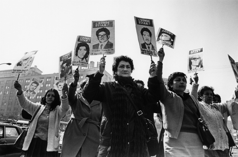 «Где они?»: чилийки с фотографиями пропавших при военной диктатуре родственников, 1980-е годы