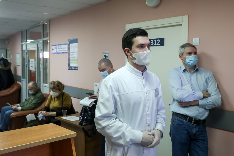 Очередь перед процедурным кабинетом, где проходит вакцинация от коронавируса COVID-19 вакциной "Спутник V". Фото: Владимир Гердо/ТАСС