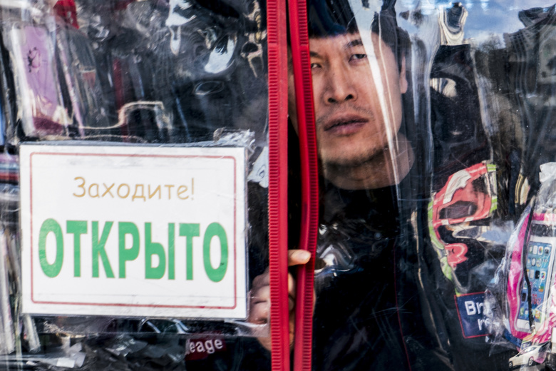 Продавец, торгующий китайскими товарами на Центральном рынке Хабаровска. Фото: Дмитрий Моргулис/ТАСС